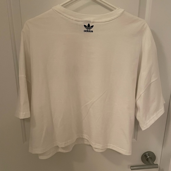 White cropped adidas shirt size XL - Picture 9 of 10